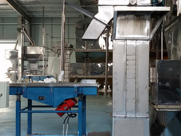 直線振動(dòng)篩篩分耐火材料加工現(xiàn)場